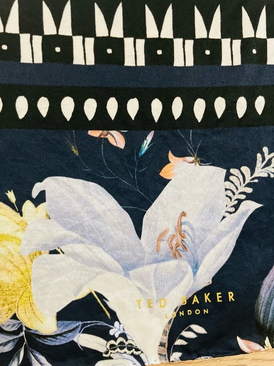 Ted Baker Dyanna Decadence Long Scarf. 

Crafted from 100% silk - Picture 3 of 12